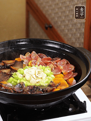 中間放入百合，圍一圈青椒碎，小火再焗2分鐘