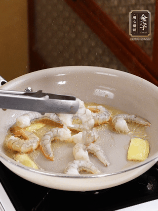 秘制煲仔飯醬油：2勺蒸魚豉油、半小勺糖、1大勺清水?dāng)嚢杈鶆蛑?分鐘