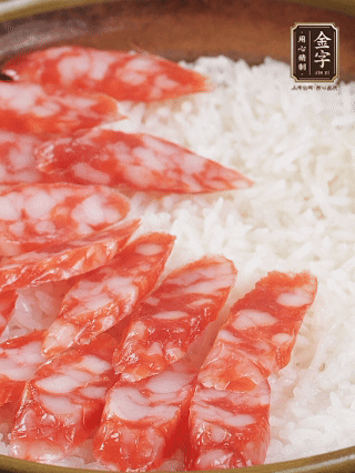 砂鍋加入半勺豬油、半勺花生油抹勻，倒入絲苗米，加水沒過大米一指高，蓋蓋大火煮至水分微干