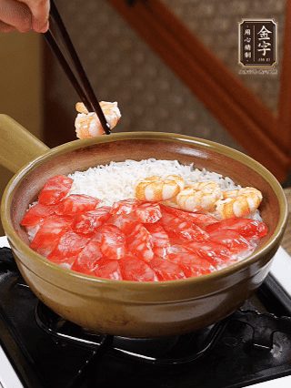 開蓋戳幾個洞均勻受熱，鋪臘腸、蝦仁，蓋蓋小火煮5分